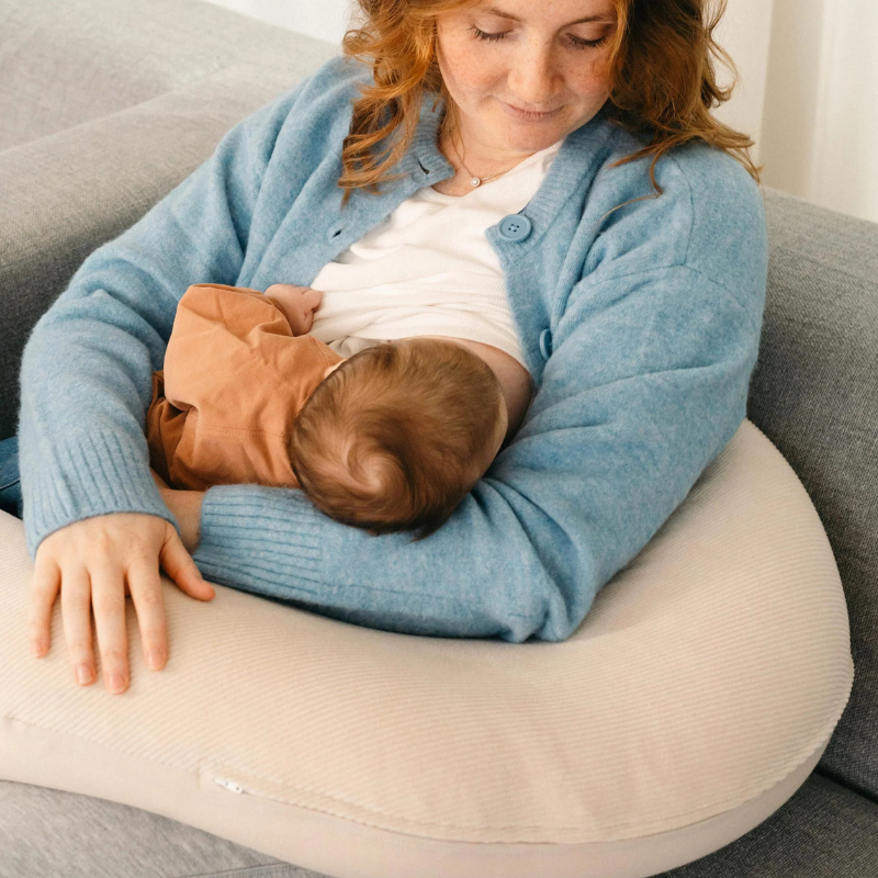 Coussin d&#039;Allaitement et Maternité Buddy  velours côtelé sable- Doomoo